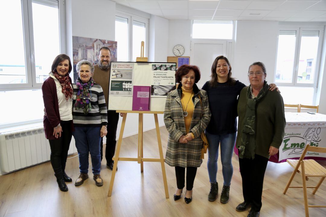 Representantes de Emeki y del Ayuntamiento de Hondarribia han presentado las actividades del Día Internacional de la Mujer. 