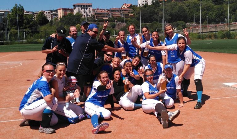 Las jugadoras del Atletiko San Sebastián celebran el título de liga en Riberas de Loiola