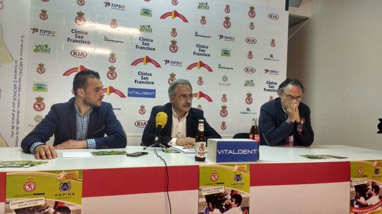 Calzado, Carnero y Llamazares en la presentación de la campaña