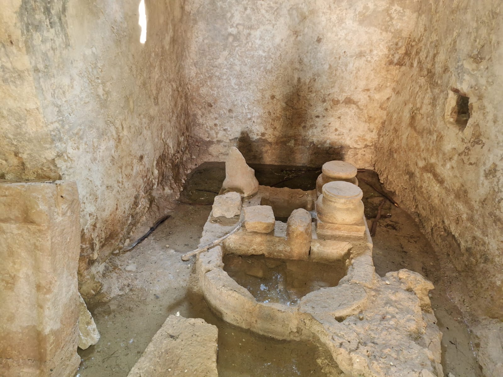 Cripta del Mausoleo de Llanes en Albendea (Cuenca) con el agua acumulada en la primavera de 2024.