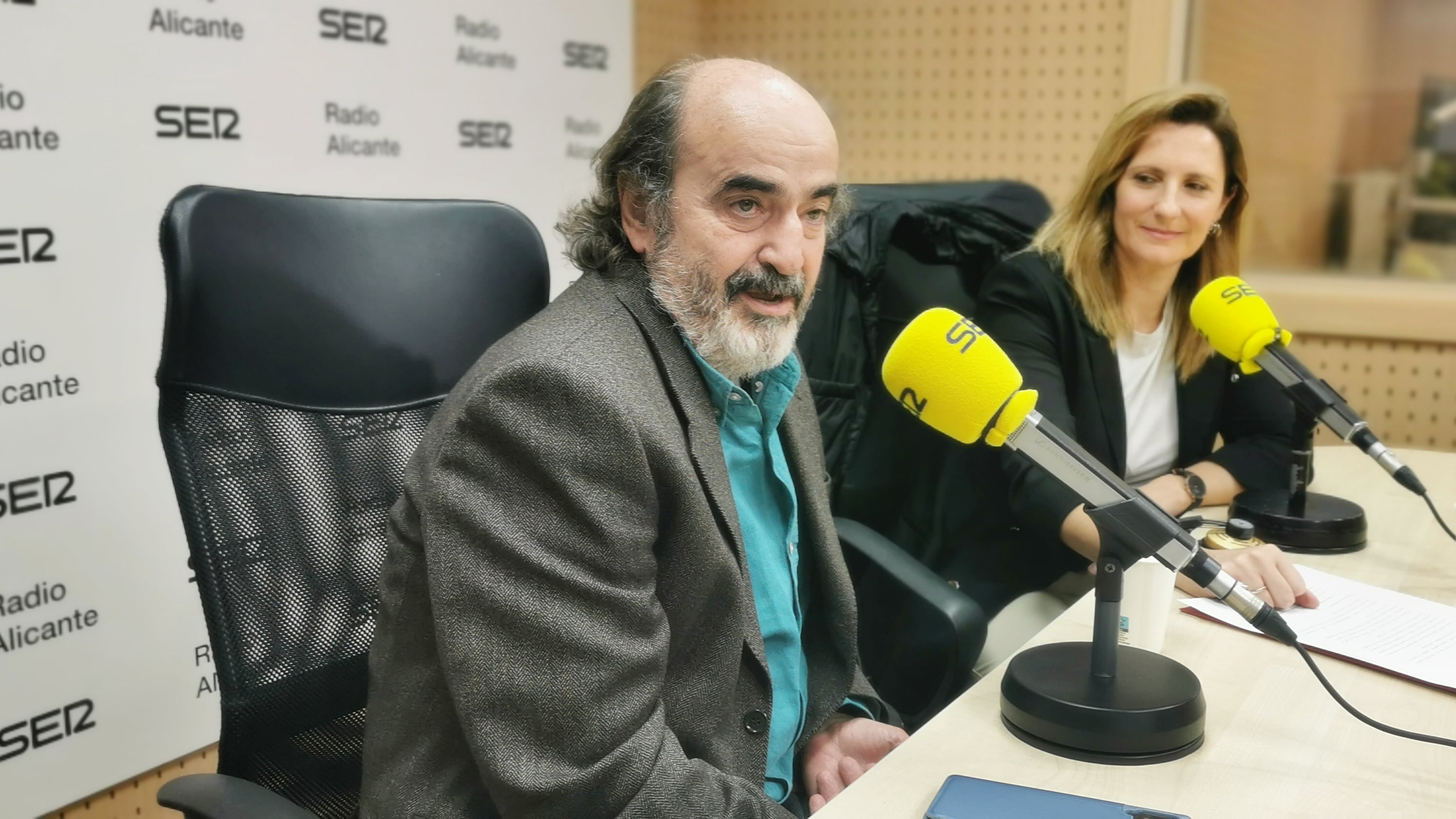 Jorge Soler, director del MUBAG, y María José Gadea, técnico de Exposiciones