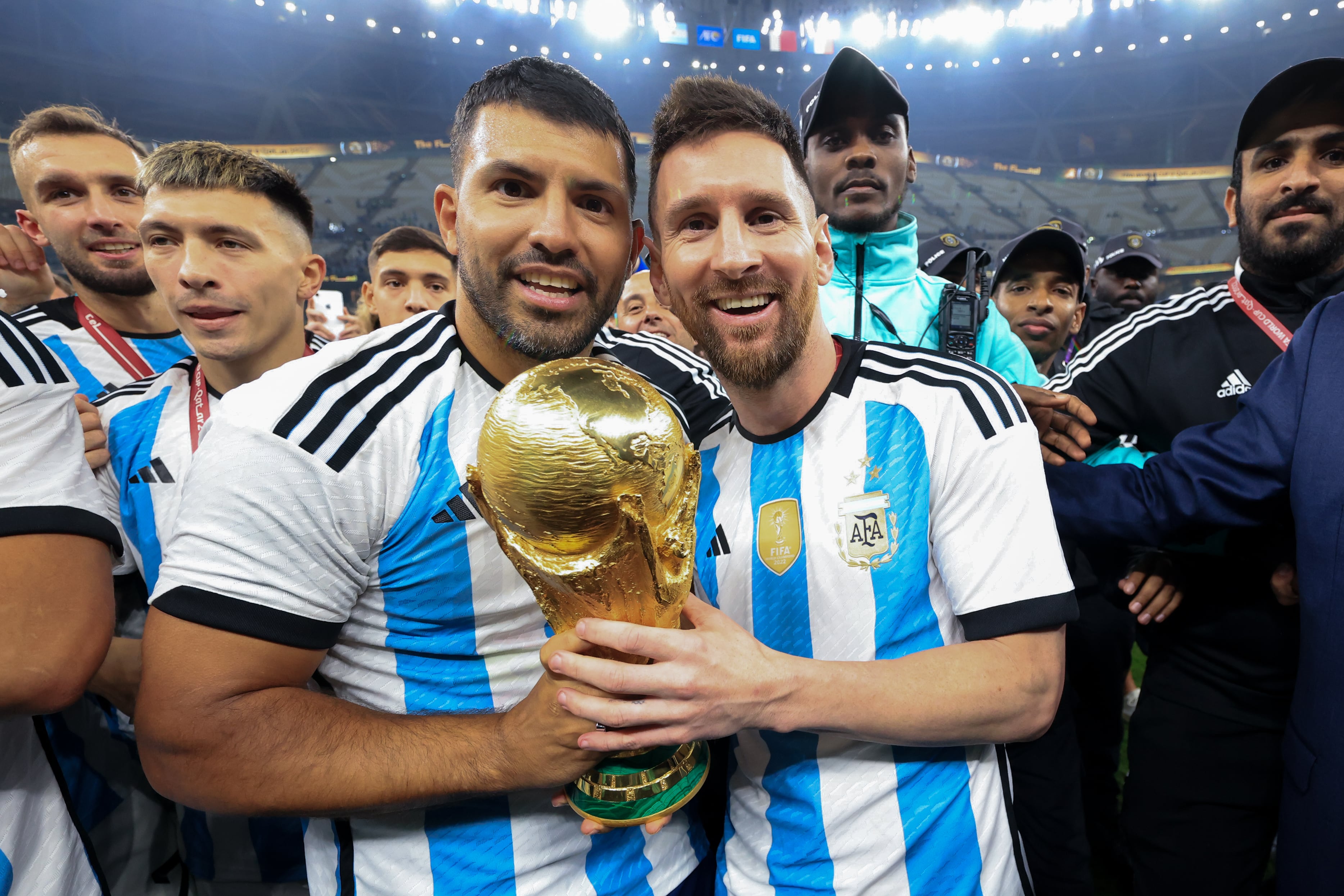 Kun Agüero y Leo Messi tras ganar el Mundial.