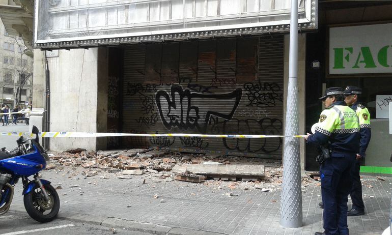 Agents de la Guàrdia Urbana de Barcelona acordonen la cantonada del carrer Casp amb Passeig de Gràcia després de l&#039;esfondrament d&#039;una part del sostre del Novedades, sense ferits