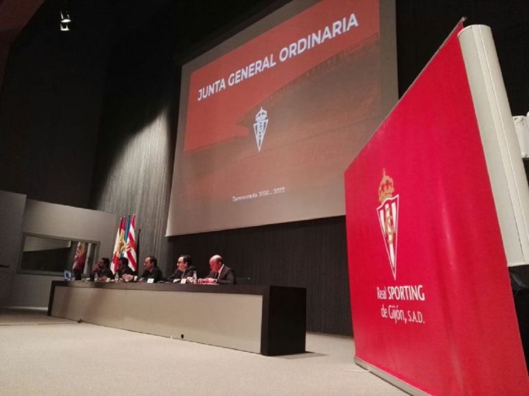 El consejo de administración del Sporting durante una junta de accionistas