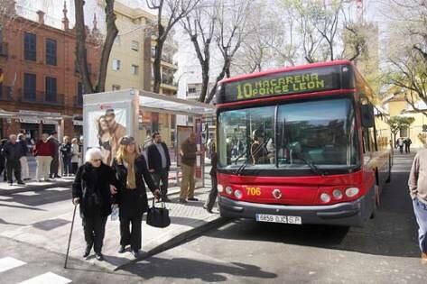 Imagen de archivo de uno de los autobuses de Tussam que llegan al cemeterio