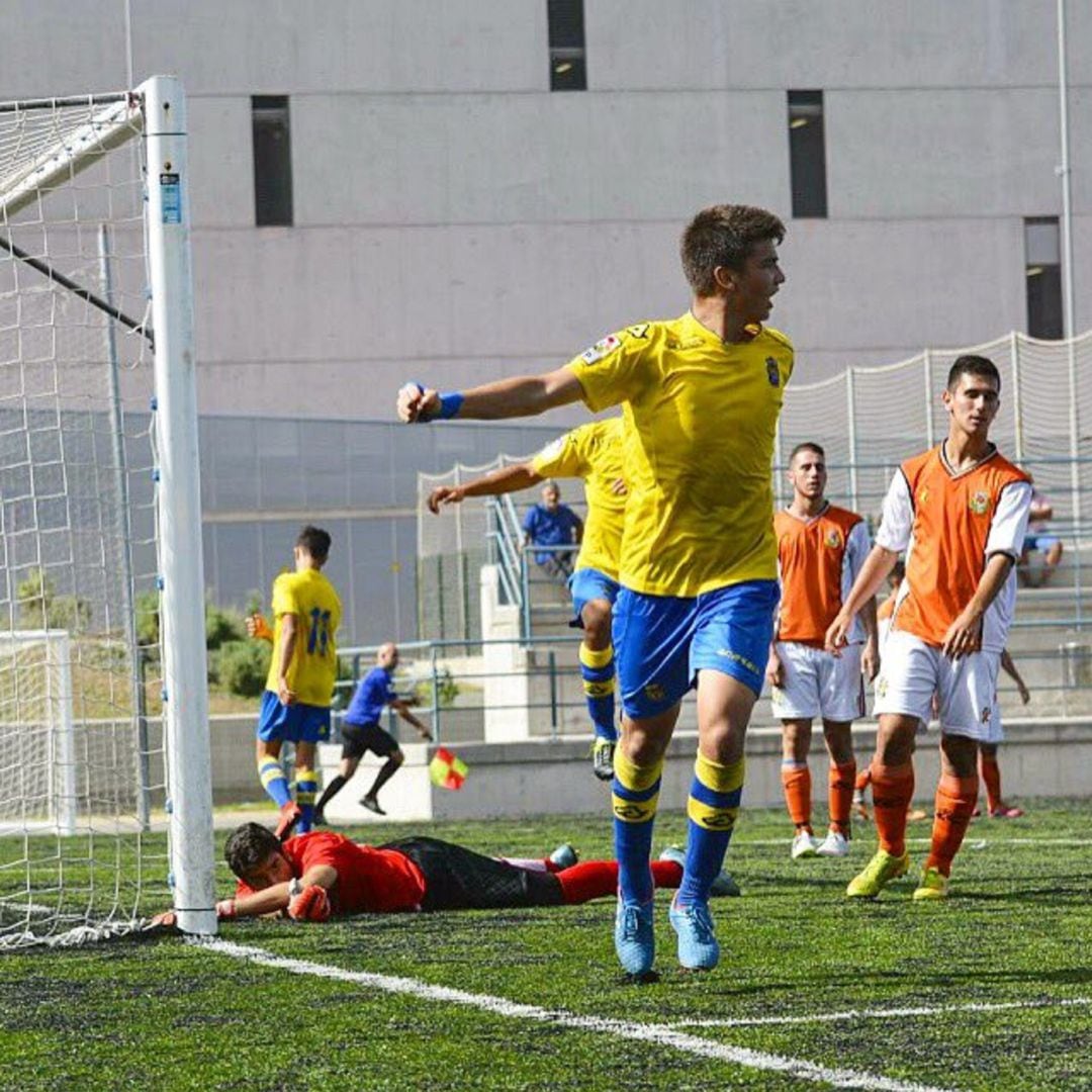 Javi Siverio celebra un gol cuando militaba en la cantera de la UDLP