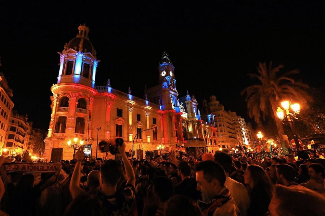 Celebración de la Copa en la plaza del Ayuntamiento anoche tras acabar el partido