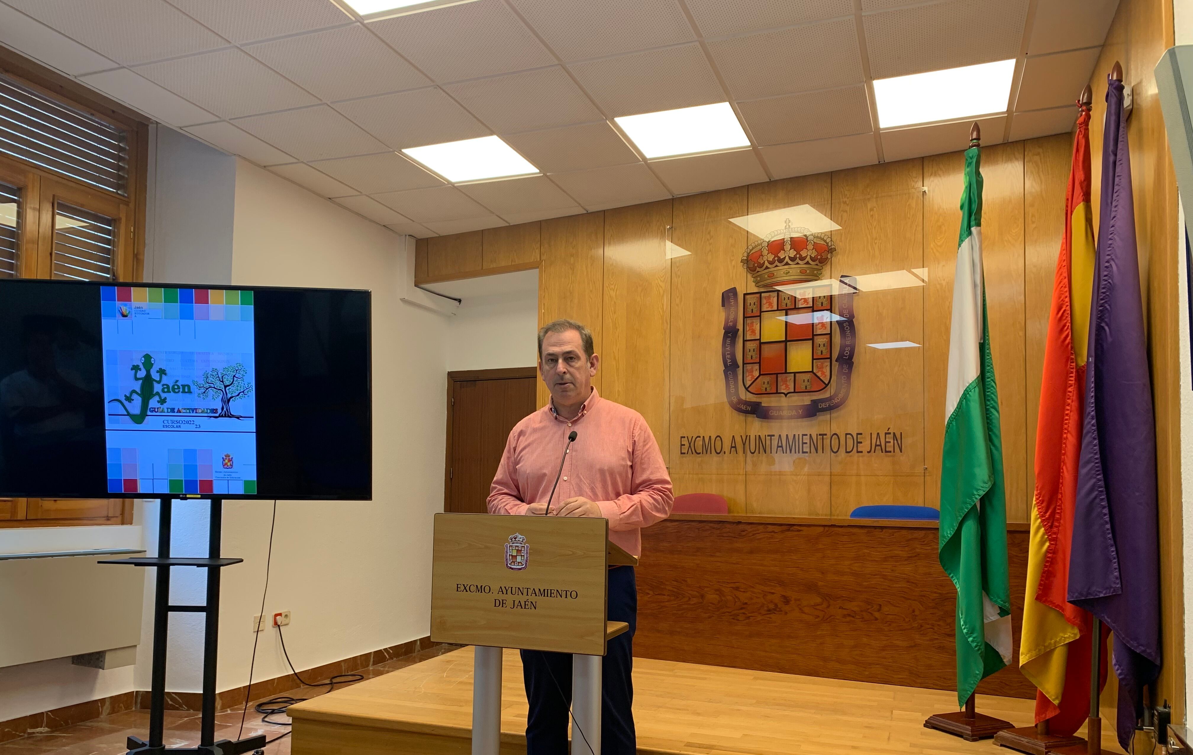 El concejal de Educación del Ayuntamiento de Jaén, Javier Padorno, durante la presentación de las actividades educativas.