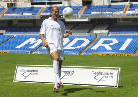 Zinedine Zidane en su presentación como jugador del Real Madrid