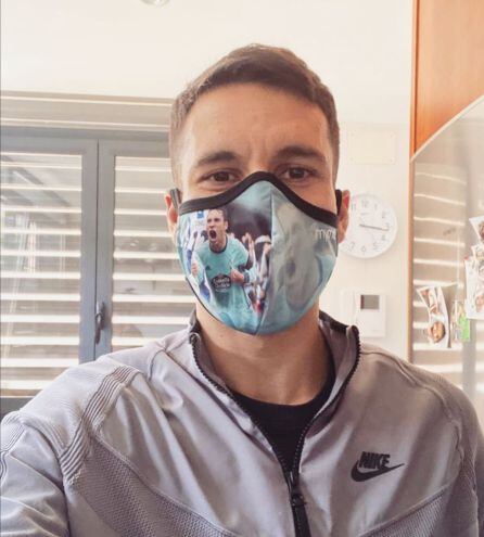 El jugador del Celta Hugo Mallo, con su mascarilla
