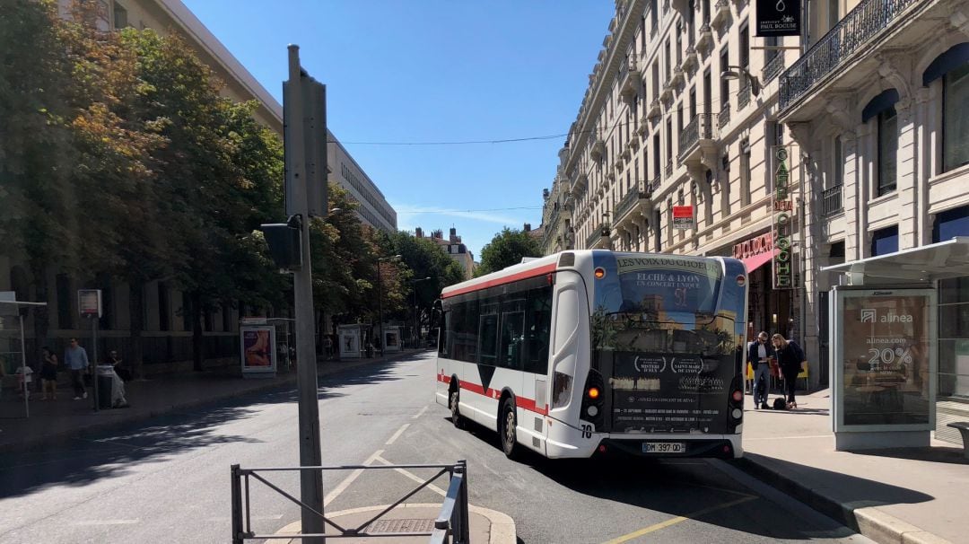 Trasera del Bus de Lyon con anuncio del concierto del Misteri