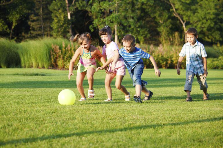 Niños jugando al fútbol