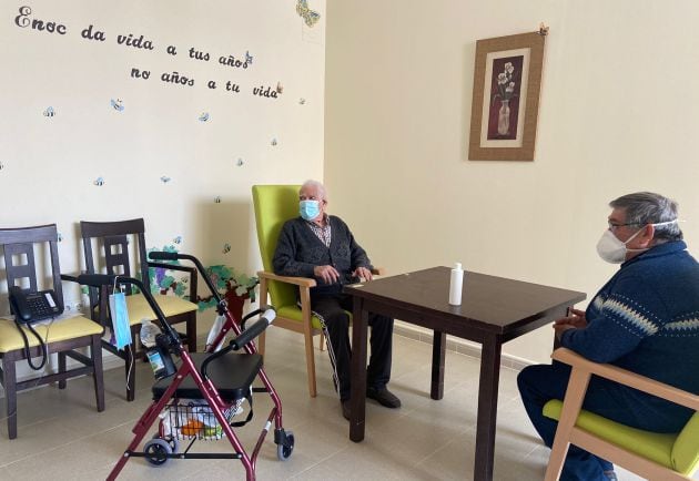 En residente Felipe Jiménez González, de 99 años, junto a su hijo Pedro Jiménez de la Morena en una de las salas habilitadas en la residencia &quot;Virgen de la Encarnación&quot; de Carrión de Calatrava