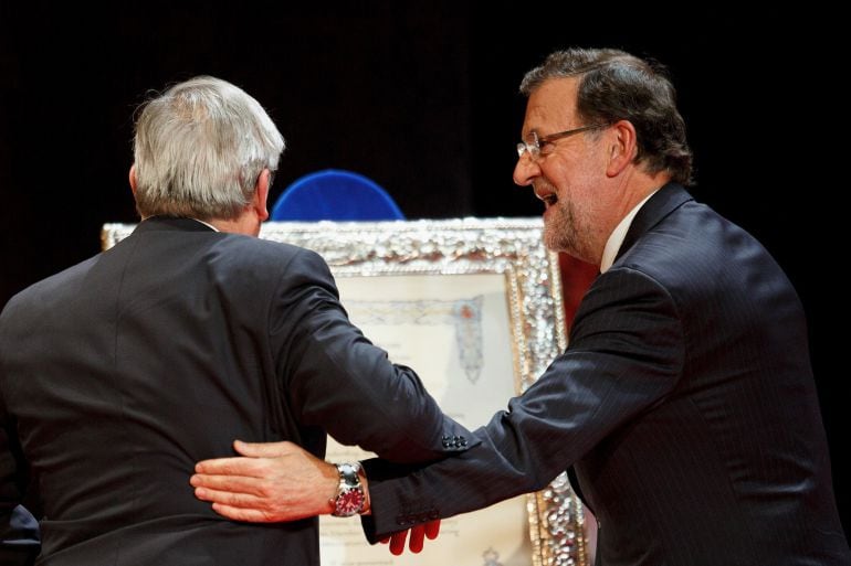 MADRID, SPAIN - OCTOBER 21:  Spanish Prime Minister Mariano Rajoy (R) offers the Nueva Economia Forum Award to the European Commission President Jean-Claude Juncker (L) during the Premio Nueva Economia Forum 2015 ceremony at the Zarzuela Theatre on Octobe