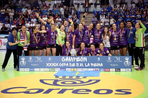 Las jugadoras del Mavi Nuevas Tecnologías celebran la victoria frente al Super Amara Bera Bera, tras concluir la final de la XXXIX Copa de la Reina de balonmano femenino en partido que se ha disputado esta tarde en el pabellón de Ciudad Jardín de Málaga.