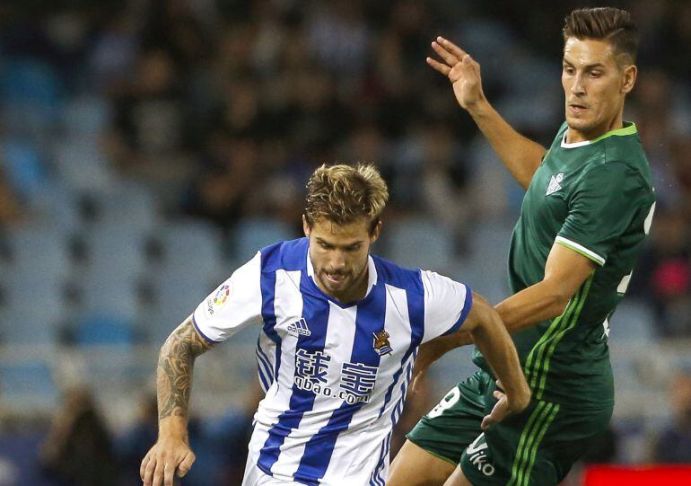 Iñigo Martínez roba un balón al delantero bético Alex Alegría el pasado viernes