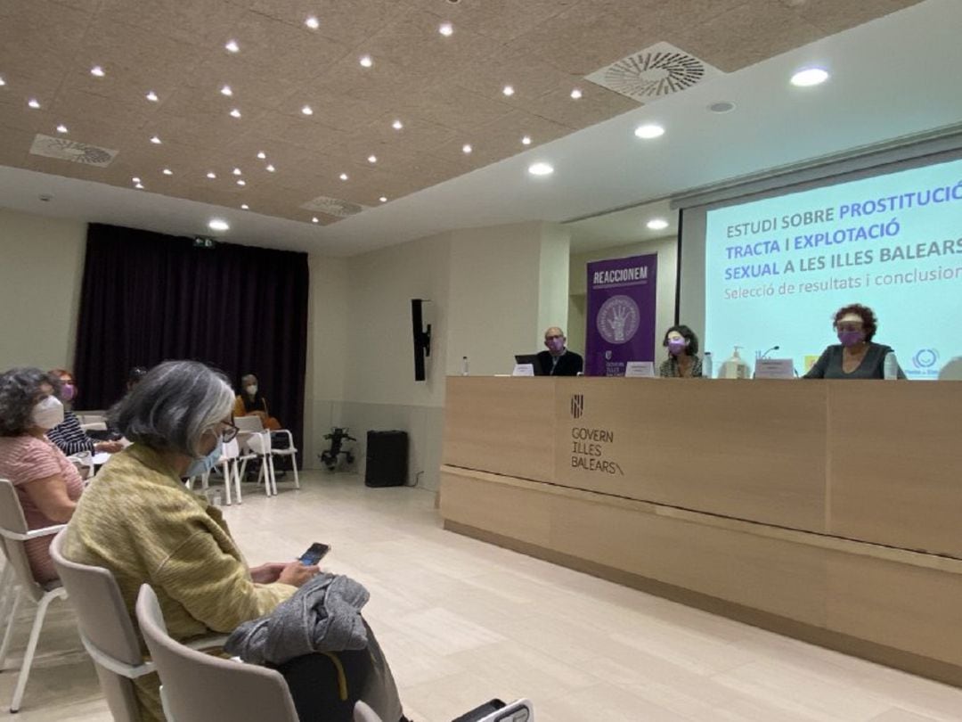 Los miembros del equipo investogador Lluis Ballester, profesor de la UIB, y Susana Ortega, trabajadora social del Institut Balear de la Dona, y Maria Durán, presidenta del IB Dona en la presentación de los resultados del estudio este jueves por la tarde en Palma.