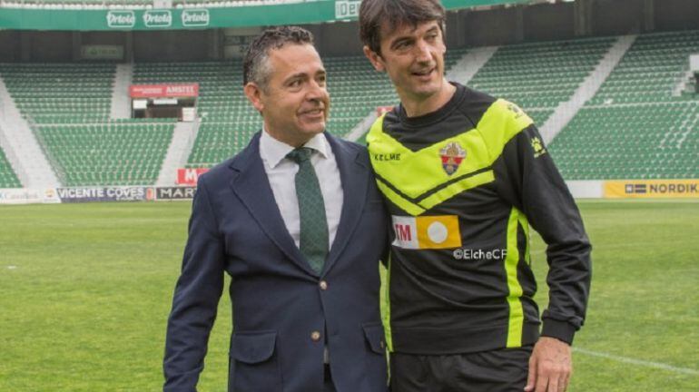 El presidente del Elche, Diego García, junto al técnico, Pacheta, en el Martínez Valero