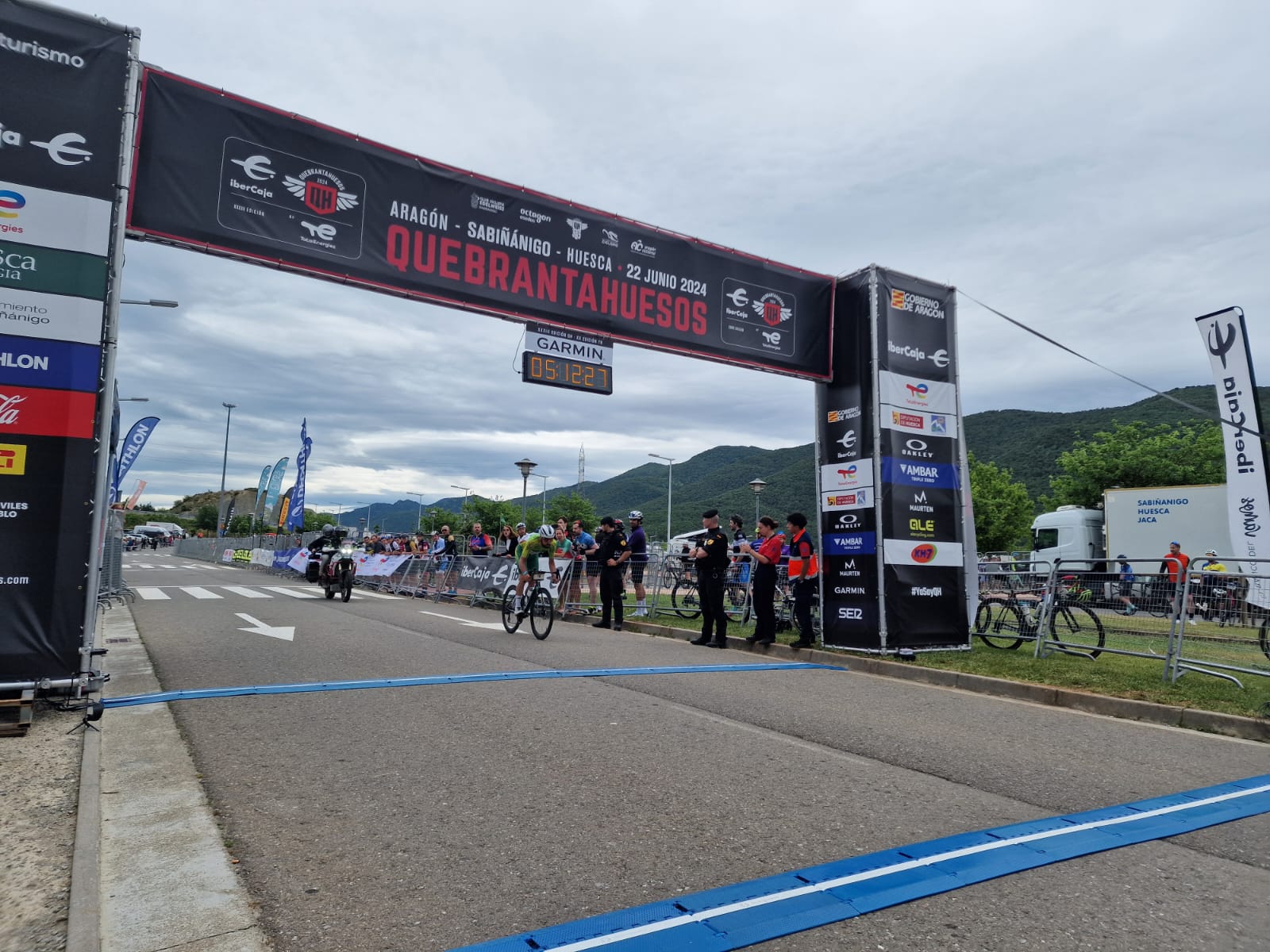 Momento de la entrada del ganador, Alex Guérin, en meta