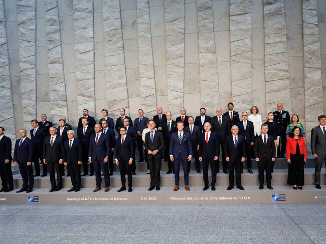 Foto oficial de la reunión de los ministros de Defensa de la OTAN. (Bélgica, Bruselas) EFE/EPA/OLIVIER MATTHYS