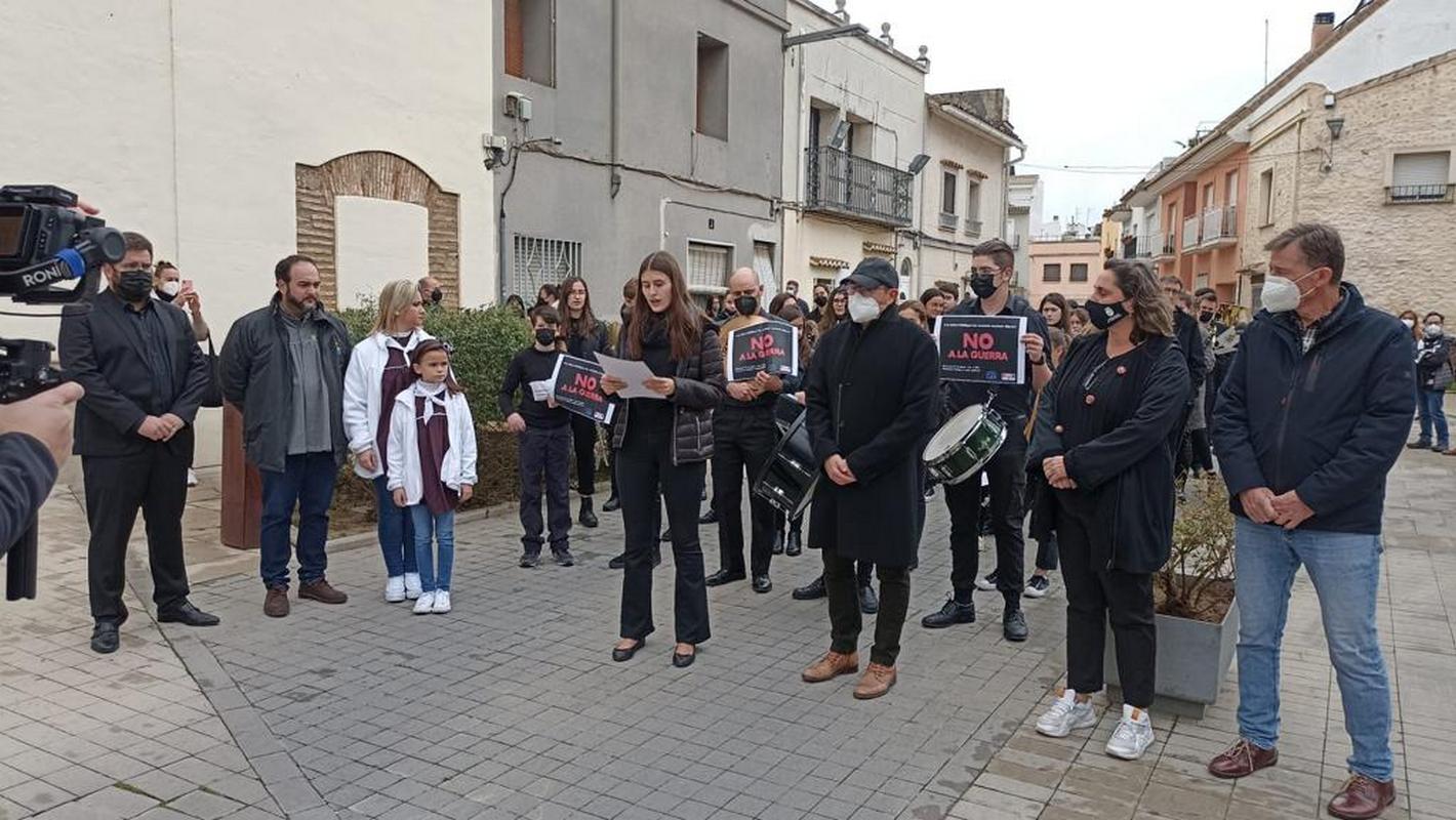 Pasacalle fúnebre en Benirredrà para condenar la guerra en Ucrania