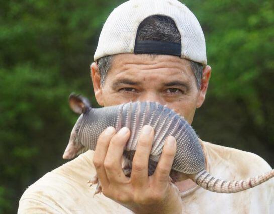 Frank Cuesta sujeta un armadillo en una de sus grabaciones de &#039;Wild Frank&#039;