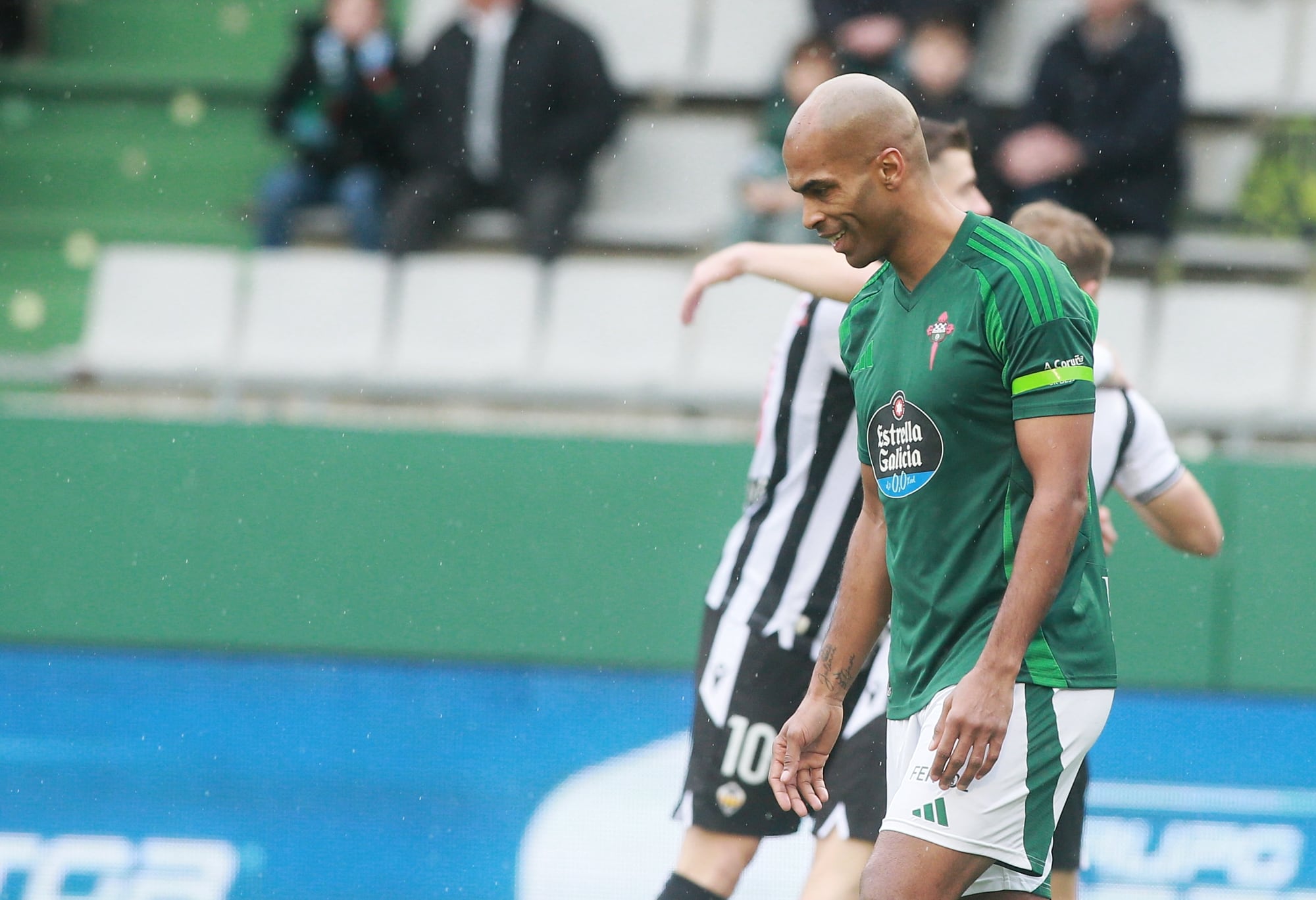 Naldo, tras una acción del Racing-Castellón en A Malata (foto: Mariño / Cadena SER)