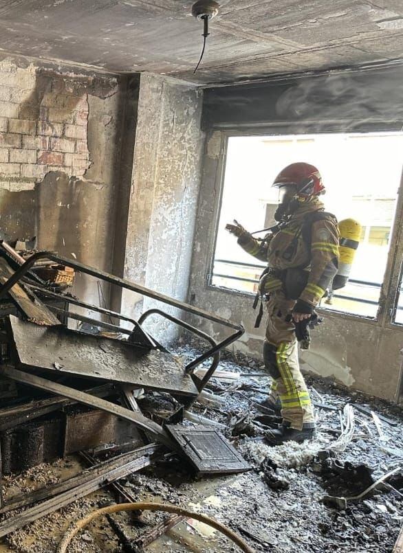 Actuación de los bomberos en el piso incendiado en Huesca