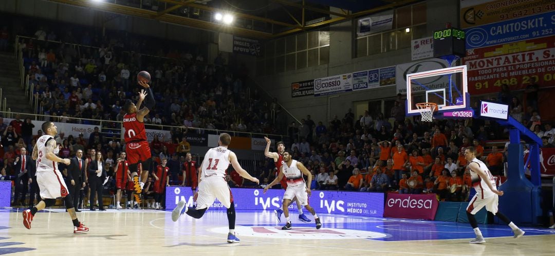 Magnífica instantánea de Emilio Cobos en la que se ve que el balón no había salido de las manos de Rowland cuando el tablero ya estaba encendido y el cronómetro a cero.