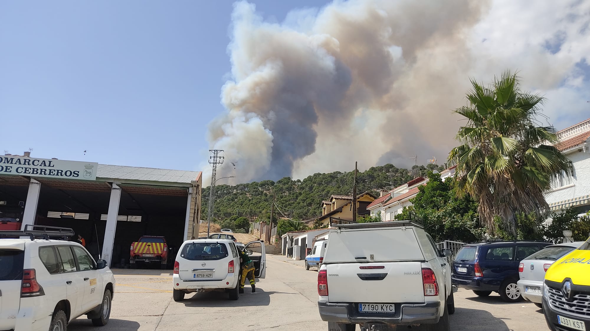 Imagen del incendio desde la localidad de Cebreros, al sureste de la capital abulense