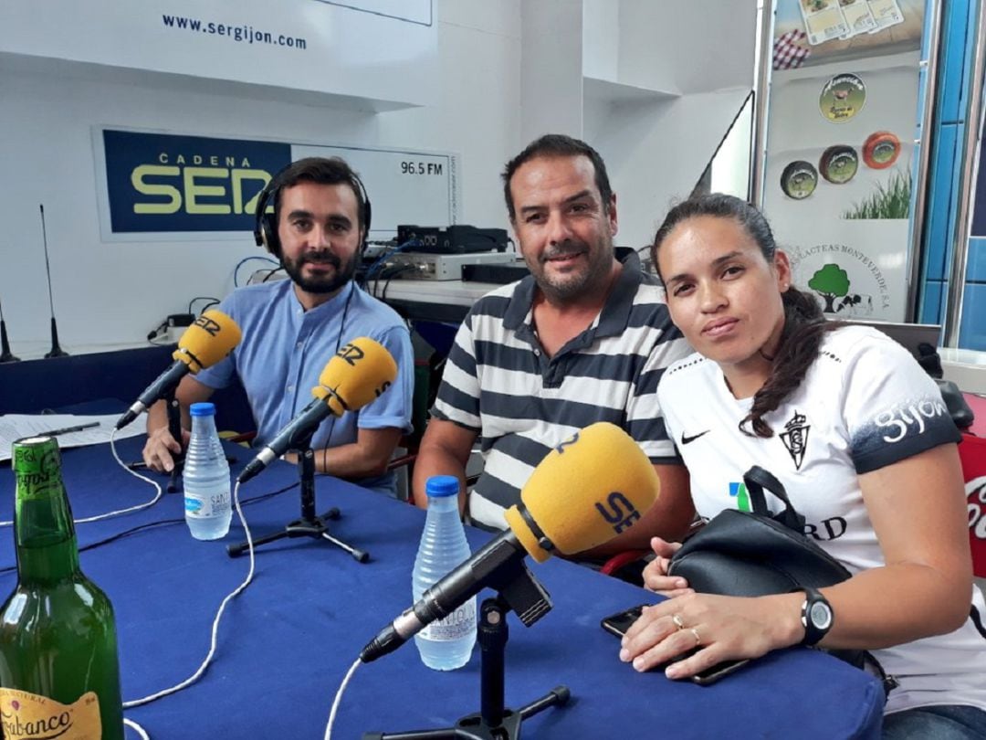 Diego Lafuente junto a Marizza Faria en una visita al stand de SER Gijón en la Feria de Muestras.