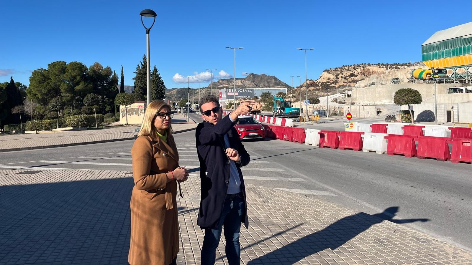 Irene Navarro, alcaldesa de Petrer, junto a David Morcillo, concejal de Desarrollo Económico