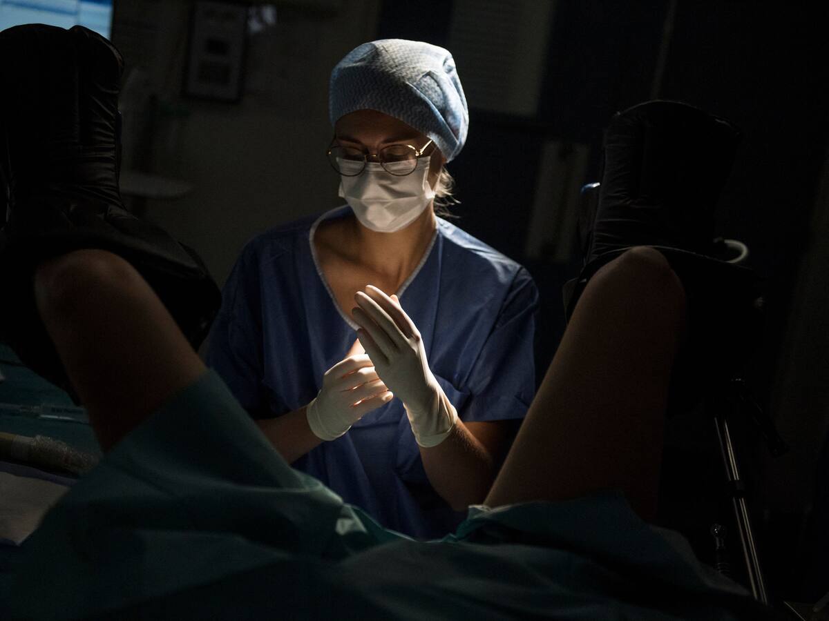 "Me hizo sentir muy sucia, como si fuera mi culpa": cuando una visita al ginecólogo se convierte en un trauma