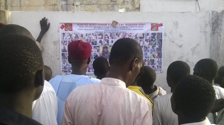 Nigerianos miran las fotos de sospechosos buscados de Boko Haram