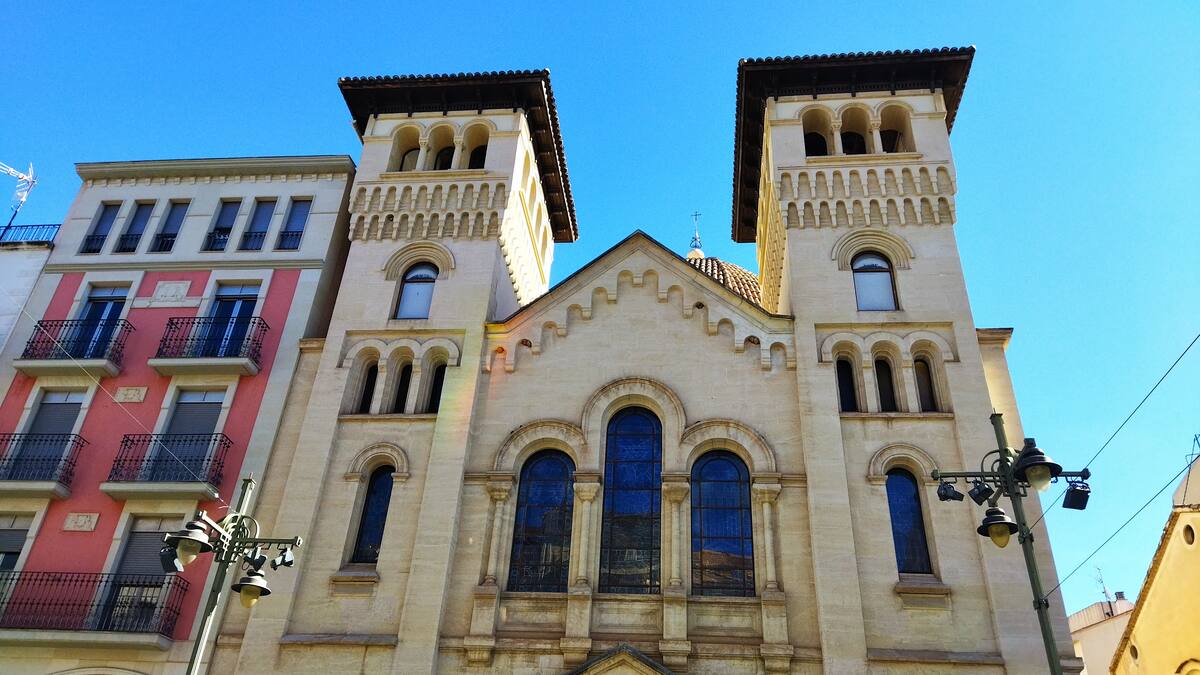 Entrevista a Silvia Gómez, assessora musical de l'Associació de Sant Jordi, i a l'organiste Francisco Amaya l