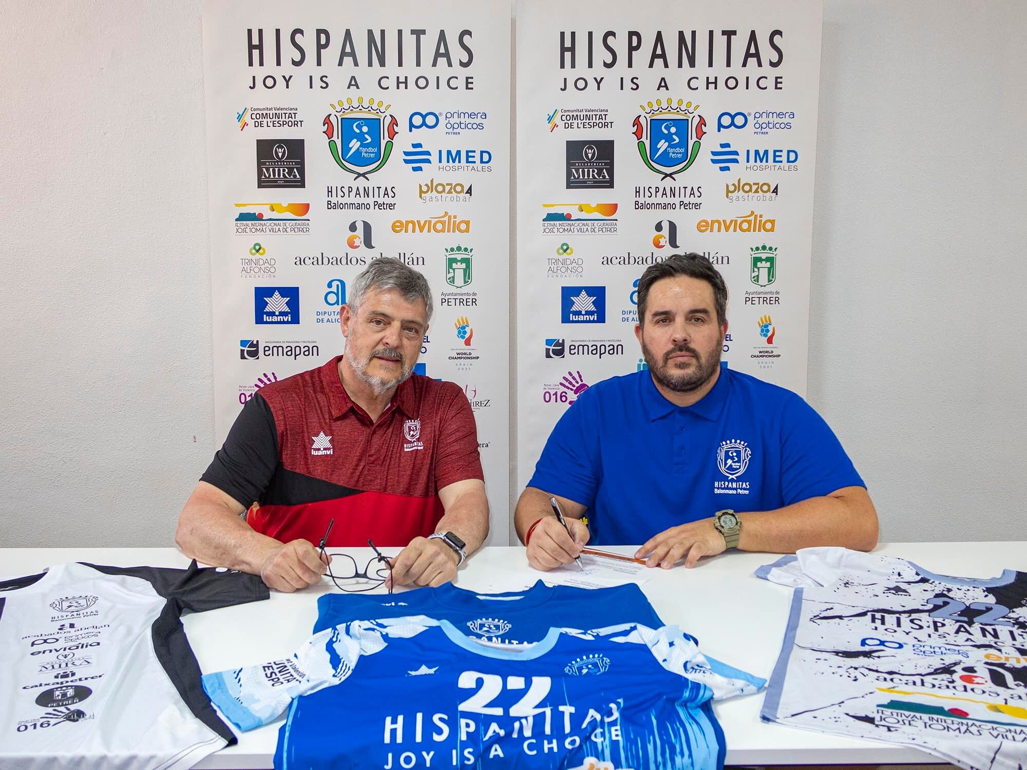Luis Poveda, Pdte. del Bm. Petrer, con el nuevo entrenador, Vicente Martínez (D)