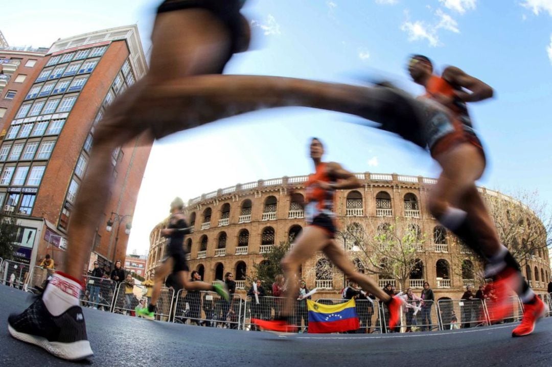 Corredores pasando por delante de la plaza de toros de València en la Maratón de 2019