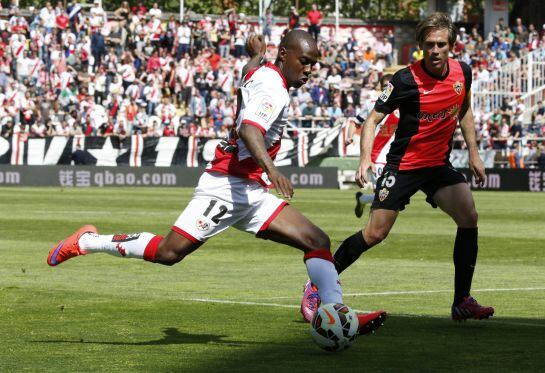 Gael Kakuta intenta un centro ante Miguel Angel Corona, del Almería