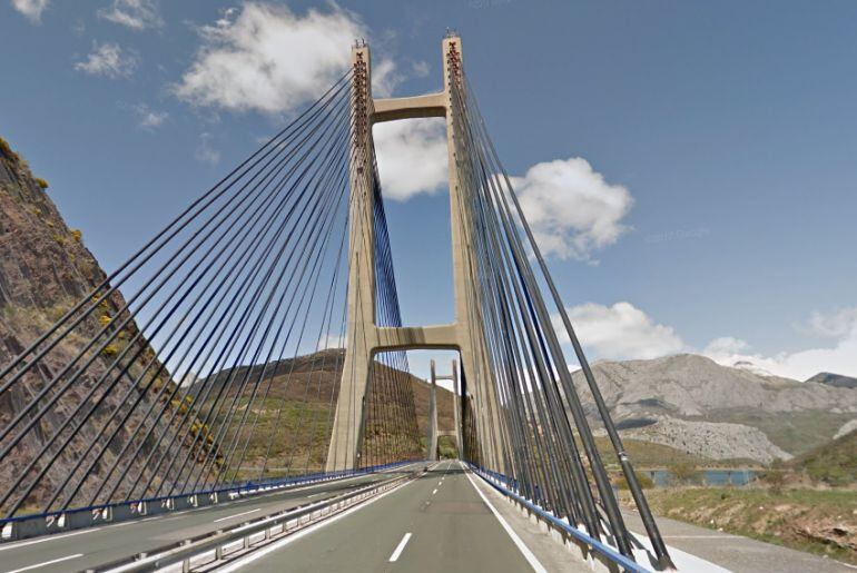 Vista del puente Fernández Casado, en la autopista AP66