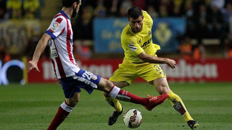 Bojan Jokic pelea un balón con el atlético Juanfran