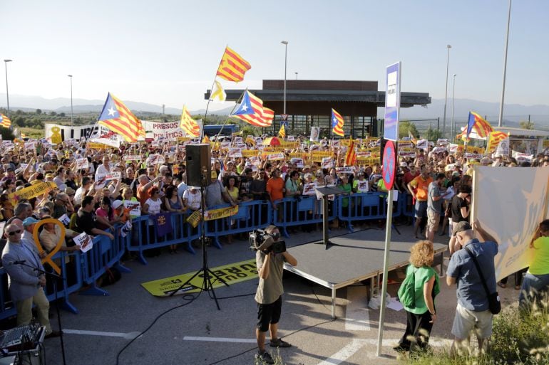 Mig miler de persones es concentren davant la presó del Puig de les Basses per reclamar la llibertat de Dolors Bassa i Carme Forcadell