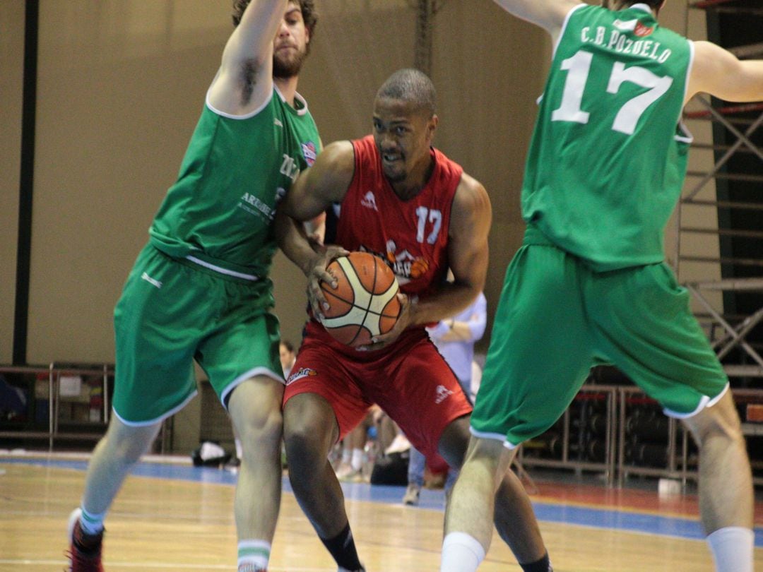 Un lance del partido en la cancha del Agüimes.