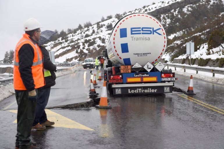 La aparición de unas grandes grietas en la calzada en la carretera N-330, en lo alto del puerto del Monrepós, en Huesca, obligó a prohibir el trafico a todo tipo de vehículos