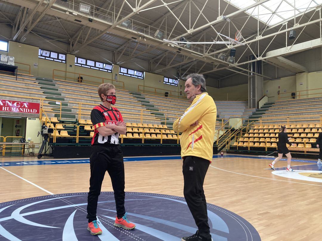 Laura Antoja i Alfred Julbe conversen a Salamanca abans de l'entrenament d'avui.