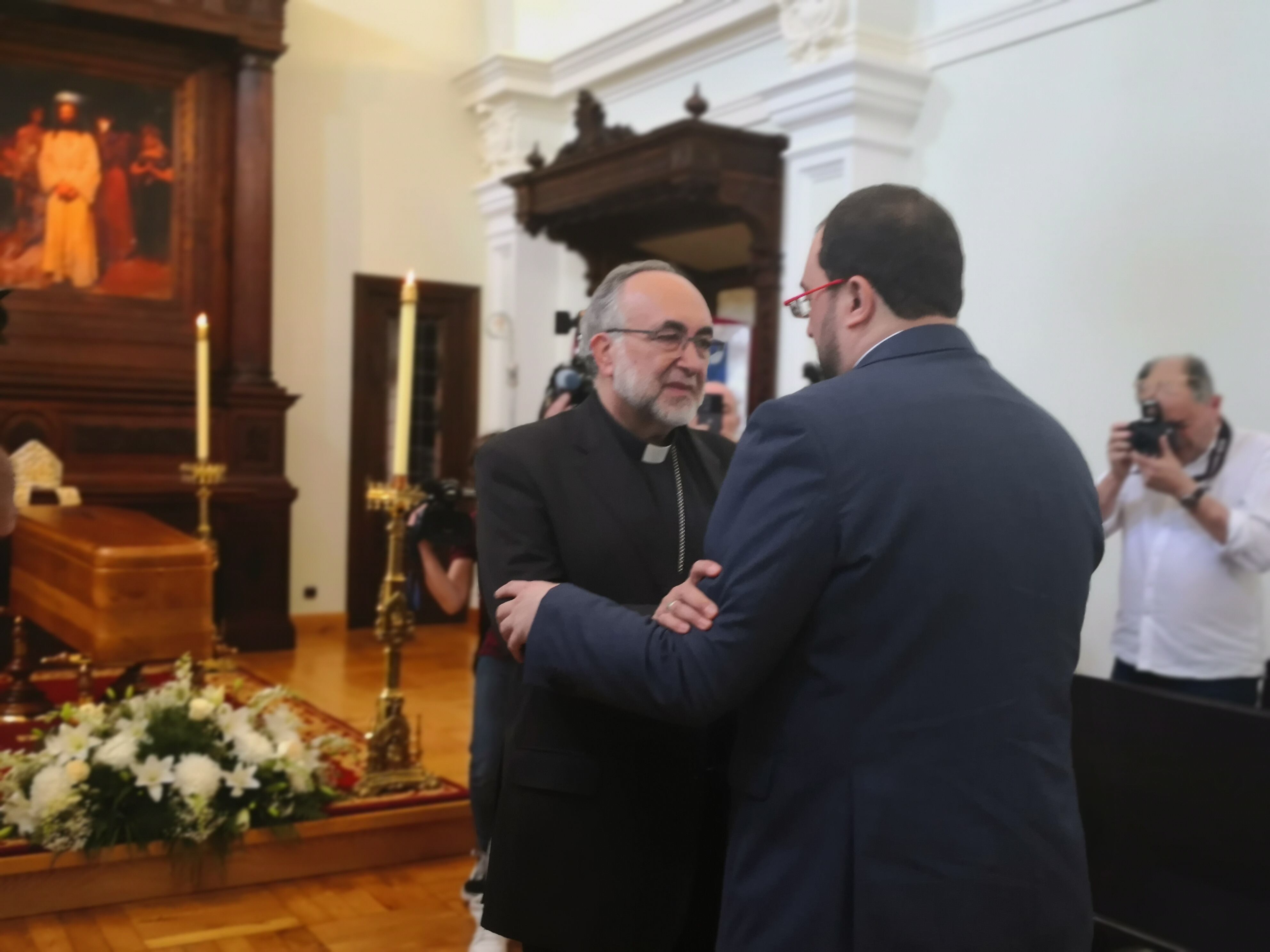 El Arzobispo de Oviedo, Jesús Sanz Montes recibe a Adrián Barbón en la capilla ardiente de Díaz Merchán