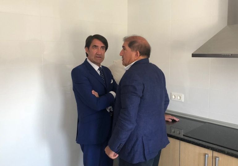 Quiñones con el alcalde de Valdefresno en la visita a una vivienda social en Arcahueja