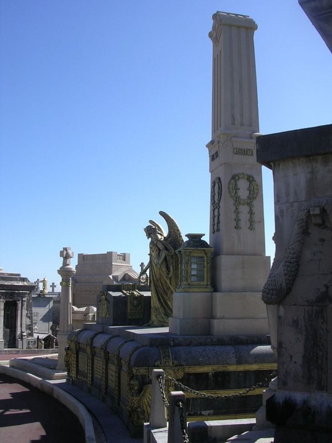 Panteón del Sel en el cementerio de Ballena.