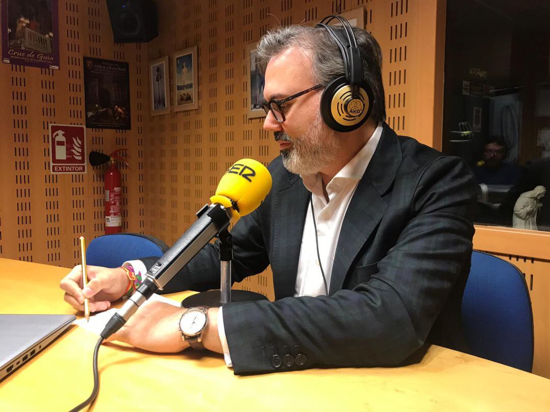 Fernando Pizarro en los estudios de SER Norte de Extremadura durante el Alcalde Responde