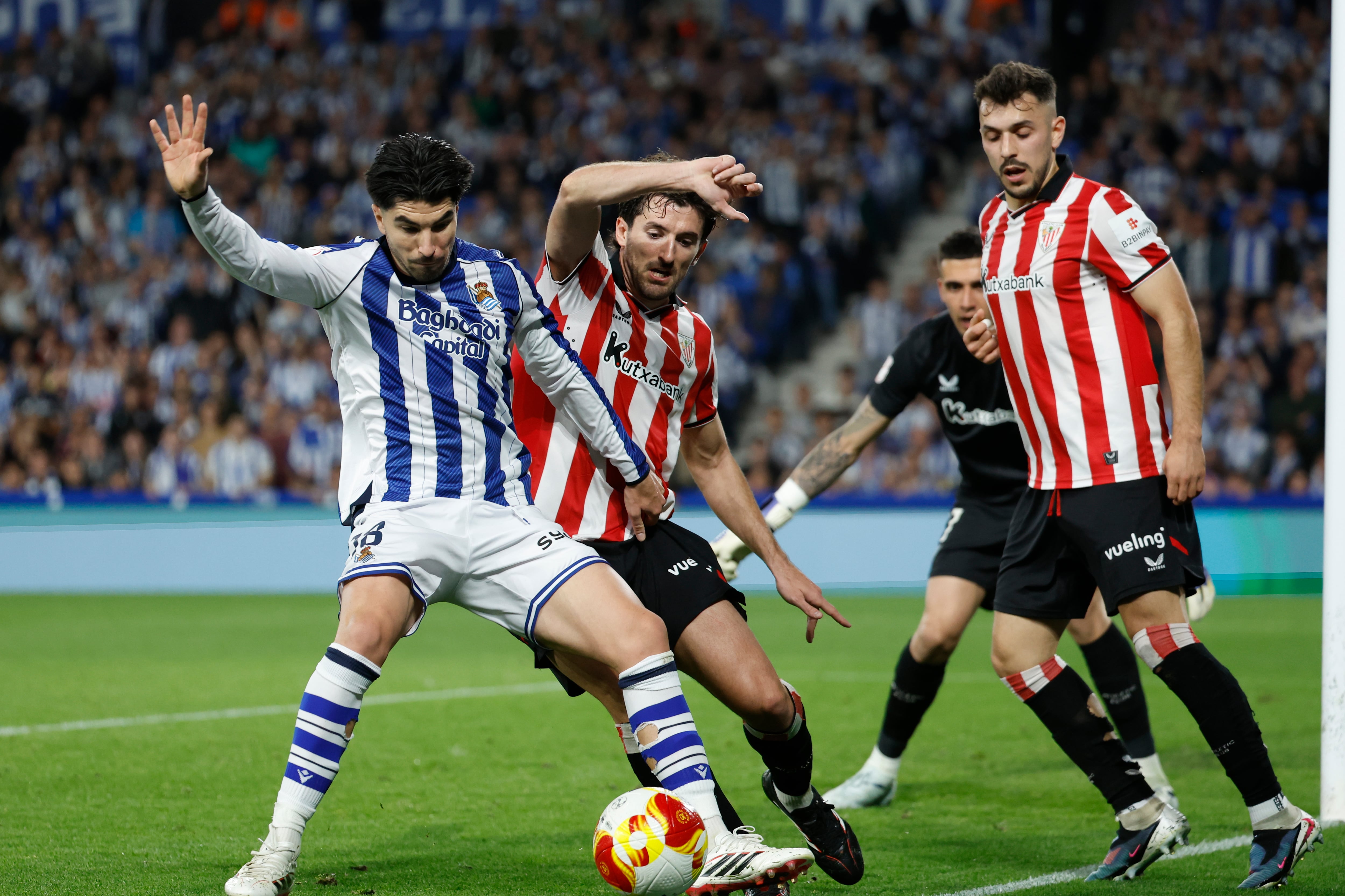 El centrocampista de la Real Sociedad, Carlos Soler (i), disputa el balón ante el defensa del Athletic Club, Dani Vivian, durante el partido de Anoeta del pasado miércoles