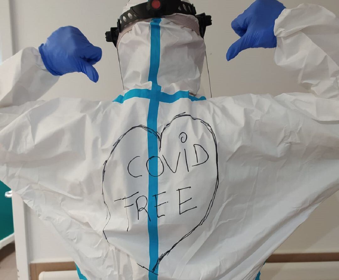 El personal sanitario del hospital Santos Reyes escenificaba de esta forma su satisfacción al dar de alta el martes al último paciente Covid que permanecía esta semana ingresado